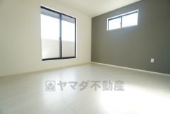 主寝室としてお使いいただけそうなこちらのお部屋は、日当たりが良く、爽やかな風を感じて起きる朝は、快適生活の始まりに＾＾