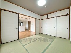 6帖。リビング隣には、ホッとできる和室を用意。客間としてはもちろん、お子様のお昼寝スペースや書斎としても活躍してくれそうです＾＾ 建具を開けてリビングとの一体利用も可能です＾＾ 