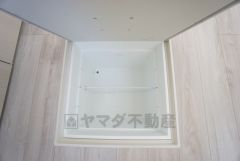 キッチンに床下収納があります。長期保存ができるもの、調理器具、防災グッズを入れておくのもいいですね。