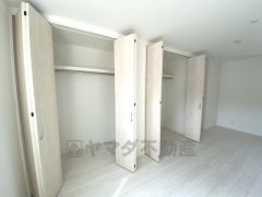 洋室にはハンガーパイプ付きのクローゼットが設けられています。たっぷり収納できるので衣替えの心配もいりませんね＾＾全居室収納付き＾＾ 