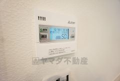 キッチン横からお湯張り、追い炊き、足し湯がボタン一つで楽々操作できる給湯機リモコンです＾＾忙しい夕飯の準備の時間帯に重宝しますね。