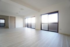 リビングは広々とした設計で、家族が集い、寛ぐ暮らしの空間を演出しています。