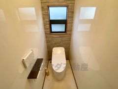 ウォシュレット、暖房便座、節電・節水機能など、使い勝手のよい高機能トイレです。小窓付きで換気する時に便利です＾＾