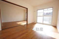 大きな窓のあるリビングは、陽光あふれる明るい空間です。居心地良く、ご家族皆がゆったり寛げる憩いの空間となりそうです。