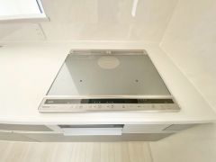 お手入れのしやすいIHクッキングヒーターです。3口コンロなので、効率よくお料理が楽しめます。毎日のお料理も楽しくなりますね＾＾