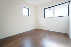 2面採光を確保した明るい室内は、風通しも良く、大変居心地の良い空間となっております。日当たりがよく、子供部屋としての利用もおすすめ。