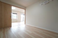 住む人のこだわりを活かす洋室＾＾家具を選ばないナチュラルなフローリングとシンプルなクロスです＾＾
