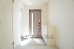 採光も考えられた明るい玄関です。たっぷり収納できるシューズボックス付きなので、家族全員の靴がきれいに整頓できます。