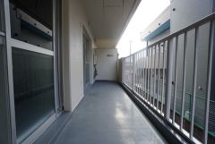 バルコニーは日当たり良好です。お洗濯物も気持ちよく干せそうです。日光浴をしたり、星を眺めたりも良いですね^^