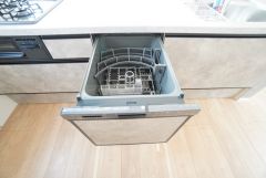 炊事時間を大幅に短縮できる食器洗浄乾燥機付き＾＾食器を洗う手間が減るので家族とのコミュニケーションの時間や自分の時間が増えますね。