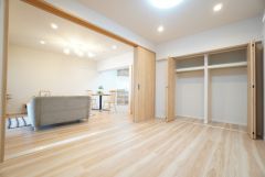 リビング横には広々としたサービスルームあり＾＾ 家具を選ばないナチュラルなフローリングとシンプルなクロスです＾＾ 