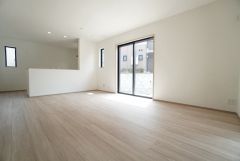 リビングは広々とした設計で、家族が集い、寛ぐ暮らしの空間を演出しています。