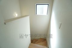 お子様も高齢の方も安心して上り下りができる手摺がついた安心設計です。 階段には小窓を配置しました。日中でも暗くなりがちな階段下が明るくなり安全ですね。