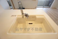 キッチンシンクは洗剤やスポンジを収納出来るラック付き。広さも確保しているので、大きなお鍋も洗いやすいですね。