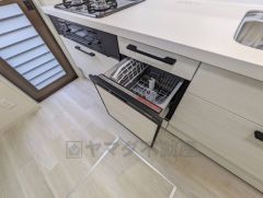 炊事時間を大幅に短縮できる食器洗浄乾燥機付き＾＾食器を洗う手間が減るので家族とのコミュニケーションの時間や自分の時間が増えますね。