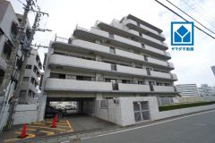 バス停「山王1丁目」まで徒歩2分。 西鉄大牟田線「高宮」駅までバス16分。 コンビニ、スーパー、公園まで徒歩10分圏内。