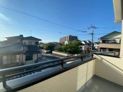 目の前に日差しを遮る建物がないので、日当たり＆風通し良好です＾＾心地よい自然の光や風を感じることができ、ほどよく開放感のある空間がつくれます。