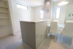 窓から光が差し込む明るいダイニングです＾＾