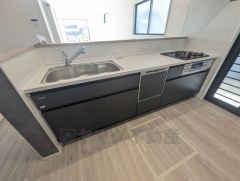 対面式キッチンなのでリビングにいるご家族とコミュニケーションを取りながら洗い物や、お料理が楽しめそうですね＾＾