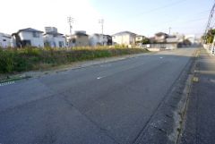 東側約8.1ｍの公道に面しています。