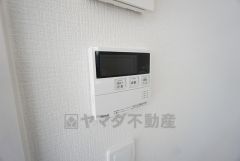 キッチン横に給湯器リモコンを設置していますので、忙しい時間帯でもスイッチ一つでお風呂の用意ができますよ＾＾