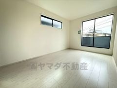 主寝室としてお使いいただけそうなこちらのお部屋は、日当たりが良く、爽やかな風を感じて起きる朝は、快適生活の始まりに。