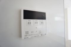 ボタン操作でお湯張りができる使いやすい給湯リモコン。日々の入浴準備もスムーズです。設定した湯量で自動お湯張りが可能。