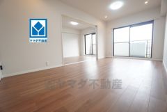 大きな掃き出し窓のあるリビングは、陽光あふれる明るい空間です。ゆったりと寛げる憩いの場となりそうです＾＾