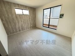 7帖。主寝室としてお使いいただけそうなこちらのお部屋は、日当たりが良く、爽やかな風を感じて起きる朝は、快適生活の始まりに。