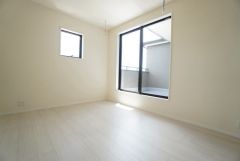 ご夫婦お二人のプライベートシーンを演出する寝室は、大容量のウォークインクローゼット付き。バルコニーに面しており、明るい陽射しが差し込みます。