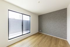 主寝室としてお使いいただけそうなこちらのお部屋は、日当たりが良く、爽やかな風を感じて起きる朝は、快適生活の始まりに。 アクセントクロスでこだわりの空間です＾＾ 