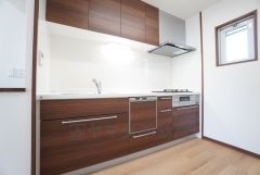 収納も、作業スペースも広々と設けられた使いやすいシステムキッチンです＾＾ 奥まった場所に配置。リビングやダイニングでの寛ぎを邪魔しない仕様です＾＾生活感が出にくいので急な来客にも困りませんね＾＾ 