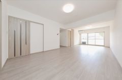 大きな窓のあるリビングは、陽光あふれる明るい空間です。居心地良く、ご家族皆がゆったり寛げる憩いの空間となりそうです。