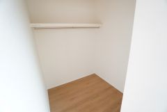 寝室にはハンガーパイプ付きのウォークインクローゼットが設けられています。たっぷり収納できるので衣替えの心配もいりませんね＾＾