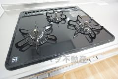 3種類の料理が同時に調理できる、3口ガスコンロ。忙しい夕食の支度時間が短縮できて効率よくお料理が楽しめます。