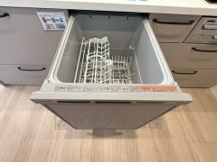 炊事時間を大幅に短縮できる食器洗浄乾燥機付き＾＾食器を洗う手間が減るので家族とのコミュニケーションの時間や自分の時間が増えますね。 