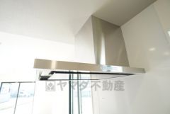 コンロ上には換気扇完備＾＾すぐ横に小窓が設けられているので、換気扇と合わせてWで換気できます＾＾