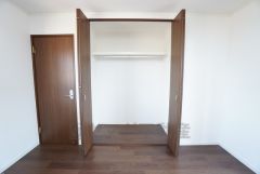 洋室にはハンガーパイプ付きのクローゼットが設けられています。たっぷり収納できるので衣替えの心配もいりませんね＾＾