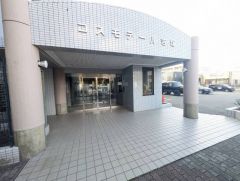 エントランスの自動ドアと出入り口に段差のないバリアフリー対応です。きれいに保たれたエントランスが安らぎに満ちた暮らしへ誘います。