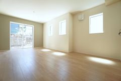 大きな掃き出し窓のあるリビングは、陽光あふれる明るい空間です。ゆったりと寛げる憩いの場となりそうです。