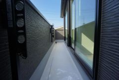 南向きで陽当たり良好です。 お洗濯はもちろん、日光浴スペースにも＾＾ 天気のいい日にはお布団もまとめて干せそうですね＾＾