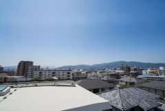 2階バルコニーからの眺望です。前面に遮るものがなく景色を一望できます。南向きで、日当たりも良好。お洗濯物が良く乾きます。