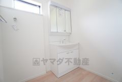 三面鏡裏収納付き洗面化粧台です＾＾ 歯磨きセットやスキンケア用品などの収納に便利ですね。