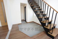 マルチエントランス。靴のまま入ることができ、ベビーカーや三輪車なども収納できるので雨の日も安心です＾＾