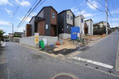  前面道路は北側約4ｍ公道に面しています＾＾ 徒歩10分圏内にはスーパー、コンビニ、ドラッグストア、公園など。周辺環境充実＾＾