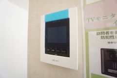 防犯はもちろん、セールスマン対策にもなるモニター付きインターホンです。 来訪者の顔が見えるので安心ですね＾＾