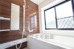 1日の疲れを癒すくつろぎのバスルーム。足を伸ばしてもゆったりと入れるサイズです。お子様と一緒にお風呂に入っても狭くないですね＾＾