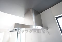 コンロ上には換気扇完備＾＾すぐ横に小窓が設けられているので、換気扇と合わせてWで換気できます＾＾