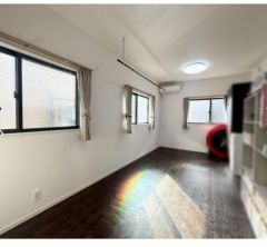 9帖。主寝室としてお使いいただけそうなこちらのお部屋は、日当たりが良く、爽やかな風を感じて起きる朝は、快適生活の始まりに。