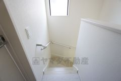 採光も確保された手摺り付きの階段。
